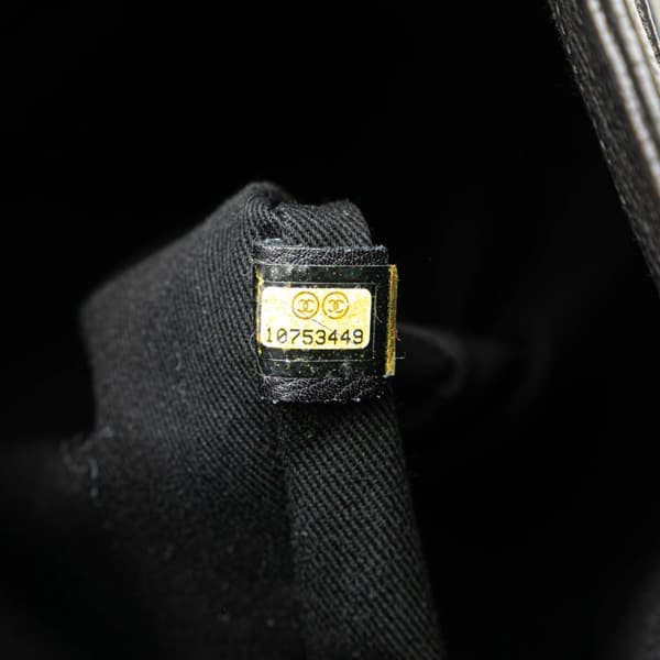 Pre-owned Chanel Large Calfskin Diamond Stitch Crossbody Black