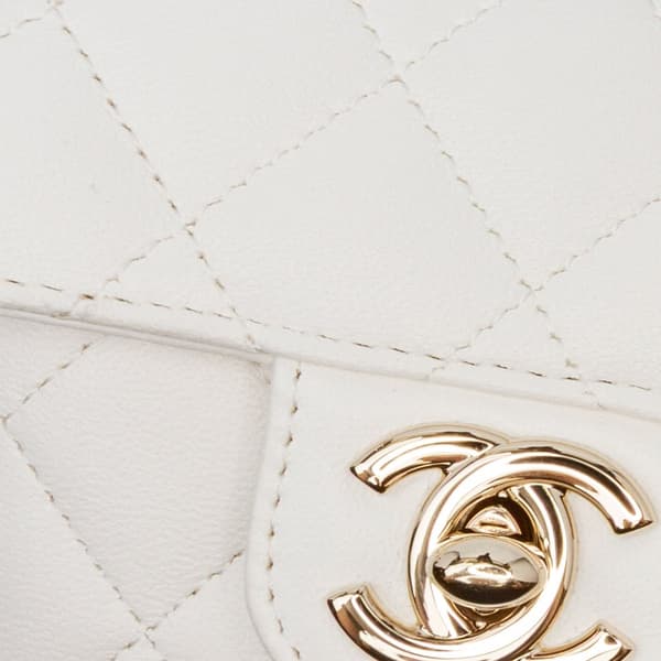 Pre-owned Chanel Mini Lambskin CC in Love Heart Crossbody White