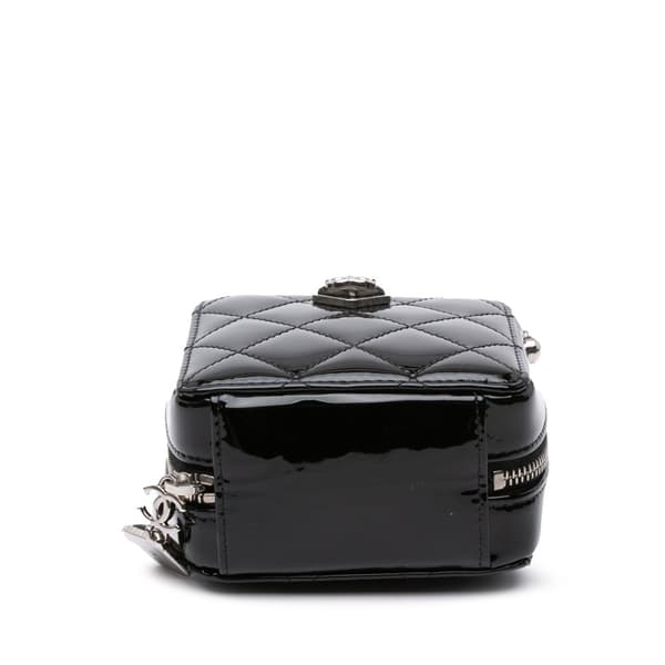 Pre-owned Chanel CC Quilted Patent Diamond Resin Clutch With Chain Black