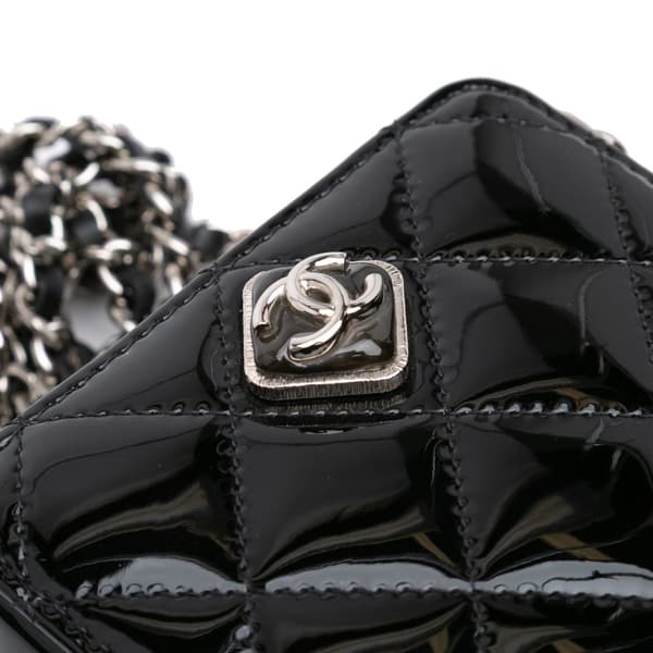 Pre-owned Chanel CC Quilted Patent Diamond Resin Clutch With Chain Black