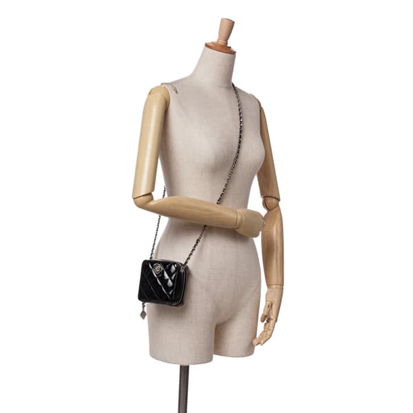 Pre-owned Chanel CC Quilted Patent Diamond Resin Clutch With Chain Black