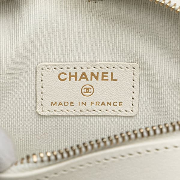 Pre-owned Chanel Mini Lambskin CC in Love Heart Crossbody White