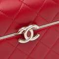 Miniatyrbillede 7 af 10: Pre-owned Chanel Small CC Lambskin Box Vanity with Chain Red