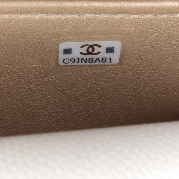 Pre-owned Chanel Quilted Caviar Frame Flap Clutch with Chain White