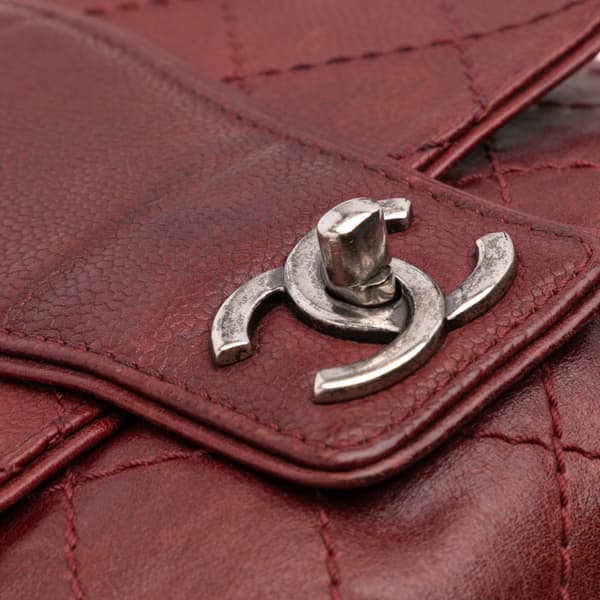 Pre-owned Chanel Medium Quilted Caviar and Aged Calfskin Bubble Graphic Messenger Bag Red