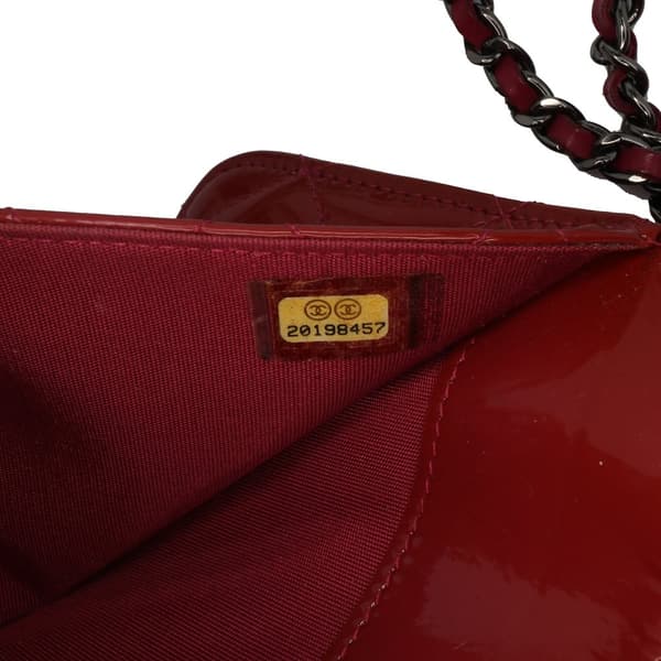Pre-owned Chanel Quilted Patent Brilliant Wallet On Chain Red