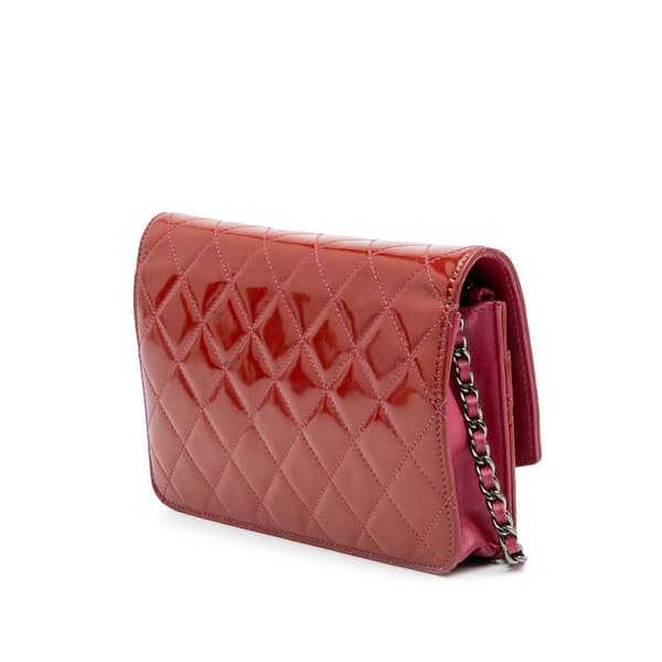 Pre-owned Chanel Quilted Patent Brilliant Wallet On Chain Red