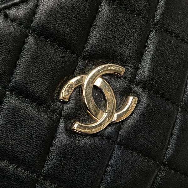 Pre-owned Chanel CC Quilted Lambskin Phone Holder with Chain Black