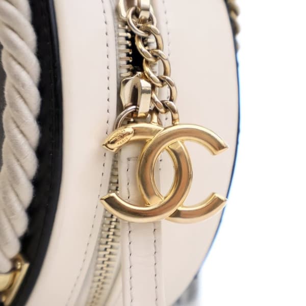 Pre-owned Chanel Calfskin En Vogue Round Crossbody Black