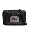 Miniatyrbild 1 av 10: Pre-owned Chanel Quilted Aged Calfskin CC Square Flap Black