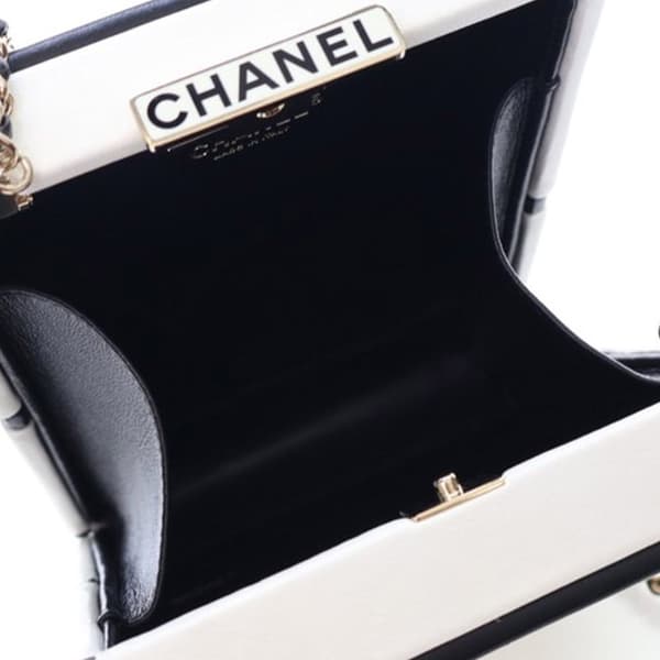 Pre-owned Chanel Calfskin Chanel No.5 Perfume Box Evening Clutch White