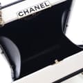 Miniatyrbillede 4 af 10: Pre-owned Chanel Calfskin Chanel No.5 Perfume Box Evening Clutch White