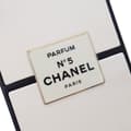 Miniatyrbillede 6 af 10: Pre-owned Chanel Calfskin Chanel No.5 Perfume Box Evening Clutch White