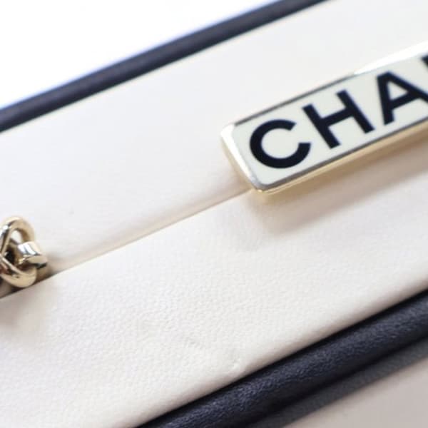 Pre-owned Chanel Calfskin Chanel No.5 Perfume Box Evening Clutch White