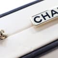 Miniatyrbillede 8 af 10: Pre-owned Chanel Calfskin Chanel No.5 Perfume Box Evening Clutch White