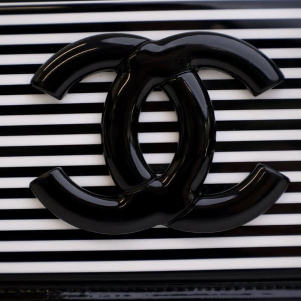 Pre-owned Chanel Patent and Acrylic Striped Boy Brick Horizontal Flap Black