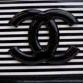 Miniatyrbillede 8 af 10: Pre-owned Chanel Patent and Acrylic Striped Boy Brick Horizontal Flap Black