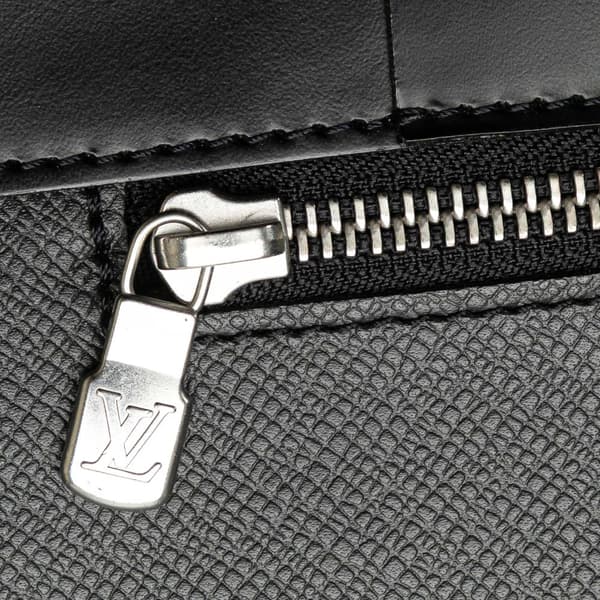 Pre-owned Louis Vuitton Taiga Kasbek PM Black