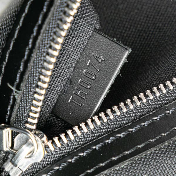Pre-owned Louis Vuitton Taiga Kasbek PM Black