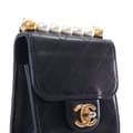 Pikkukuva 8 / 10: Pre-owned Chanel Mini Goatskin Chic Pearls Clutch On Chain Black
