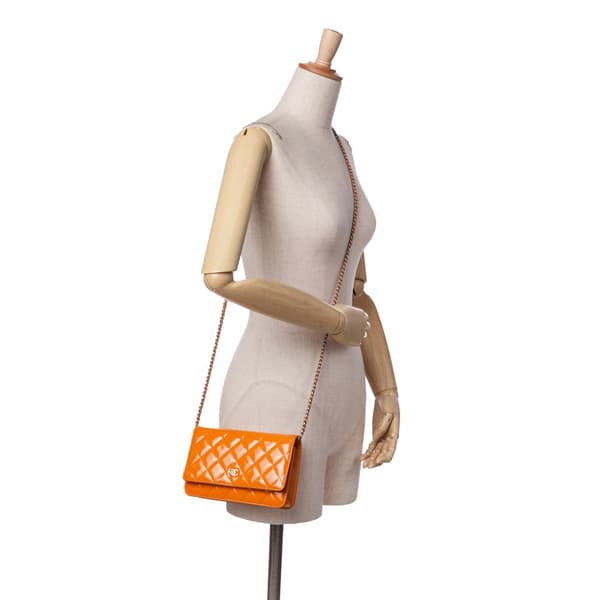 Pre-owned Chanel Classic Patent Wallet On Chain Orange