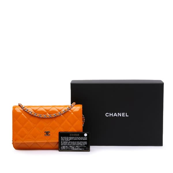 Pre-owned Chanel Classic Patent Wallet On Chain Orange