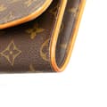Miniatyrbild 7 av 10: Pre-owned Louis Vuitton Monogram Pochette Twin GM Brown