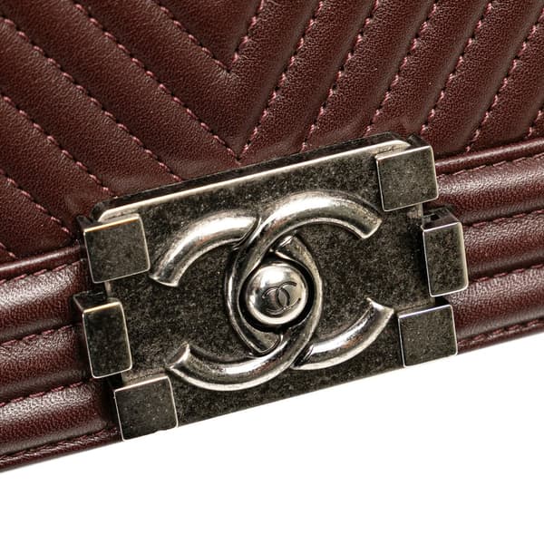 Pre-owned Chanel Medium Chevron Calfskin Boy Flap Red