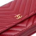 Miniatyrbild 9 av 10: Pre-owned Chanel Métiers d'Art CC Chevron Lambskin Wallet On Chain Red