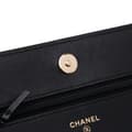 Miniatyrbillede 7 af 10: Pre-owned Chanel Bicolor Quilted Lambskin Camellia Wallet on Chain Black