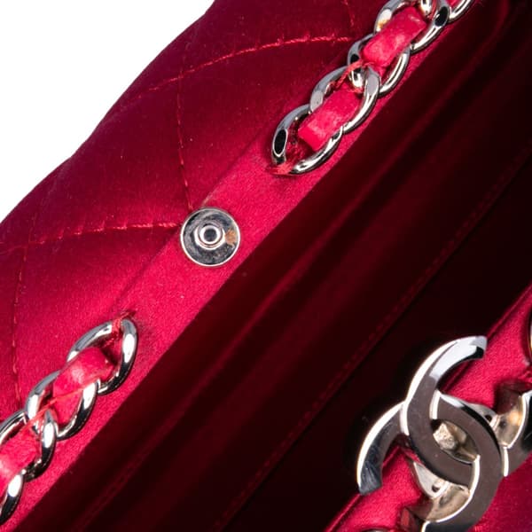 Pre-owned Chanel Quilted Satin Chain Around Clutch Red