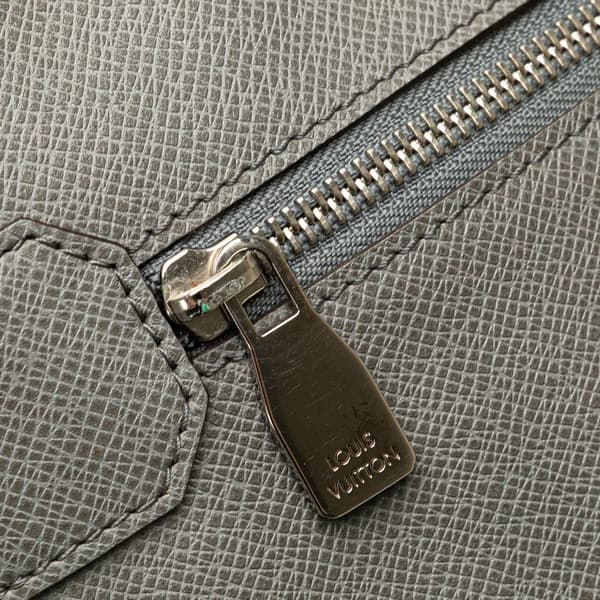 Pre-owned Louis Vuitton Taiga Sasha Gray