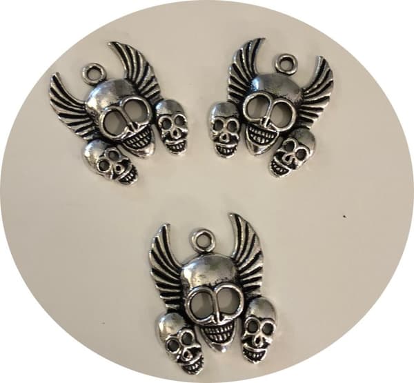 3 antiksilver mellan berlocker döskallar