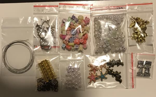 9 blandade påsar med smyckespärlor