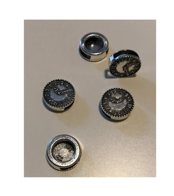 20 stort hål berlocker klocka antiksilver