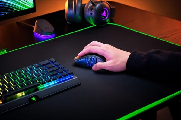 Razer Naga V2 Pro - Mus - ergonomisk - MMO, HyperScroll Pro-hjul, spill - høyrehendt - optisk - 20 knapper - kablet, trådløs - Bluetooth, USB-C, 2.4