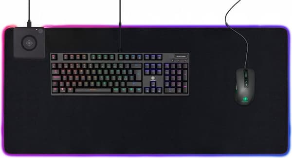 Deltaco GAM-092. Bredd: 900 mm, djup: 400 mm. Produktens färg: Svart, Ytfärg: Monotone, Material: Neopren, Inbyggd laddare. USB. Spelmusmatta (GAM-092