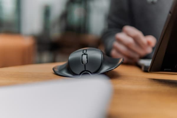 Bakker Elkhuizen HandShoeMouse Shift - Mus - ergonomisk - høyre- og venstrehåndet - optisk - 3 knapper - trådløs - USB-C trådløs mottaker