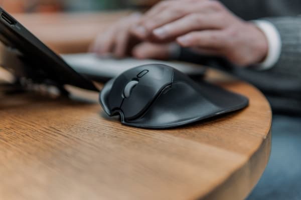 Bakker Elkhuizen HandShoeMouse Shift - Mus - ergonomisk - høyre- og venstrehåndet - optisk - 3 knapper - trådløs - USB-C trådløs mottaker