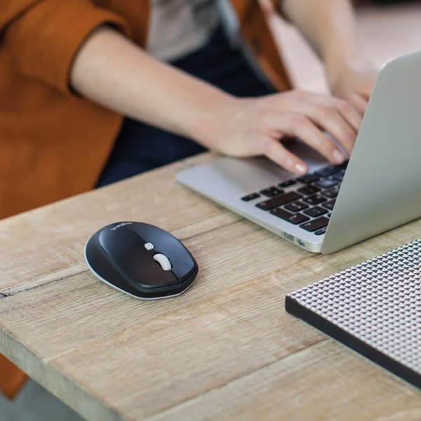 Logitech M535 -kompakti langaton hiiri 10 kuukauden akunkestolla toimii minkä tahansa Bluetooth-tietokoneen, kannettavan tietokoneen tai tablet-laitte