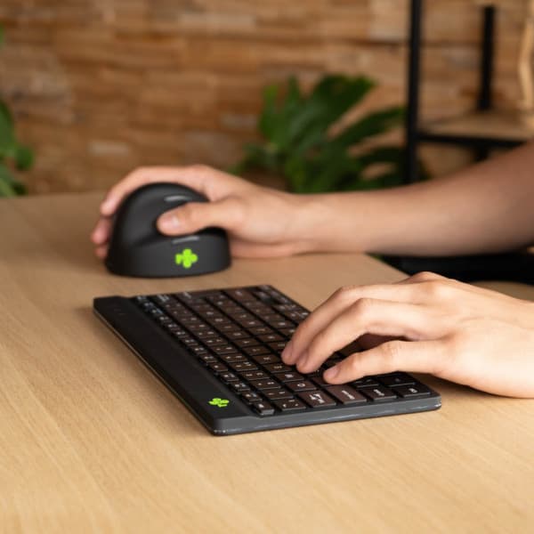 R-Go Compact Break - ergonomisk tastatur med pauseprogramvare, trådløs, sort