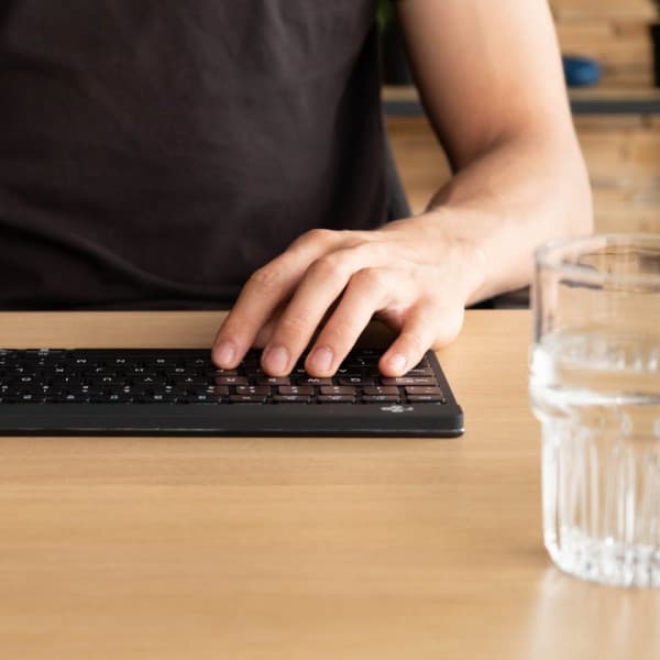 R-Go Compact Break - ergonomisk tastatur med pauseprogramvare, trådløs, sort