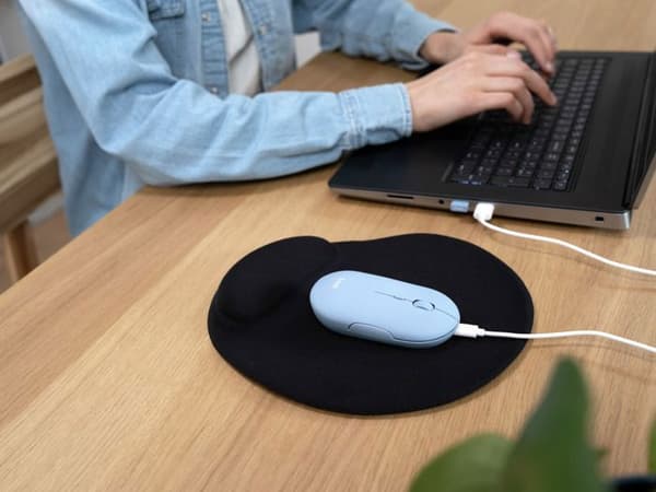Trust Puck Uppladdningsbar trådlös mus, Bluetooth eller 2,4 GHz Mini USB-mottagare, Ergonomisk PPP Button Silent Flat Mouse