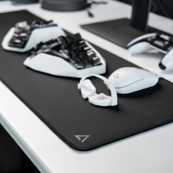 Deltahub Gaming Desk Mat Black - S -hiirimatto, 30 x 90 cm