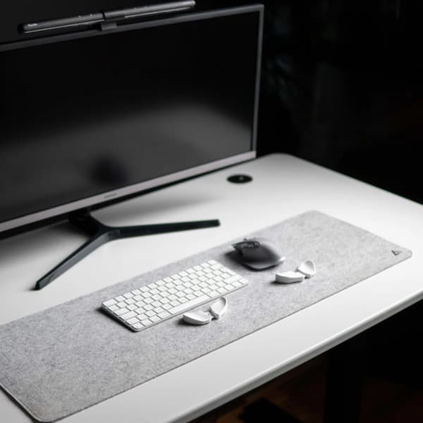 Deltahub Minimalistic Desk Pad -hiirimatto, 30 x 90 cm, vaaleanharmaa