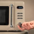 Miniatyrbild 2 av 5: Cecotec ProClean 5110 Retro Beige 20-litre manual microwave with 700 W and grill.