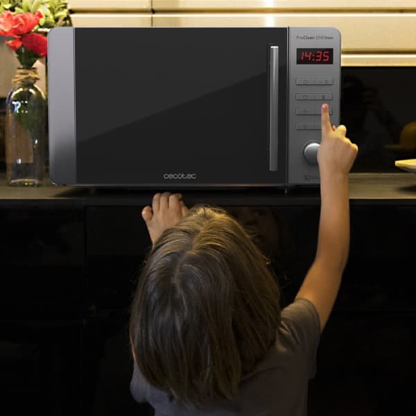Cecotec 20-litre capacity microwave with grill, Ready2Clean coating and 3DWave technology.