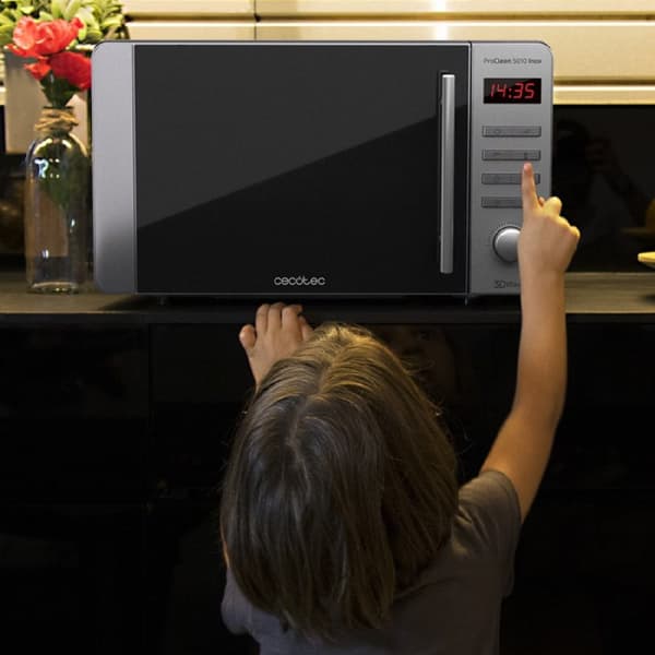 Cecotec 20-litre capacity microwave, Ready2Clean coating and 3DWave technology.