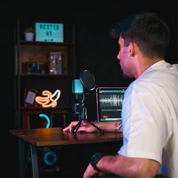 Woxter Mic Studio 65 RGB kardioidmikrofon, stativ ingår, RGB-belysning, kompatibel med YouTube, Skype, Twitch
