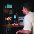 Miniatyrbild 2 av 2: Woxter Mic Studio 65 RGB kardioidmikrofon, stativ ingår, RGB-belysning, kompatibel med YouTube, Skype, Twitch